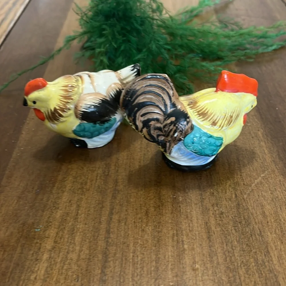 Vintage ceramic Rooster & chicken salt & pepper shaker